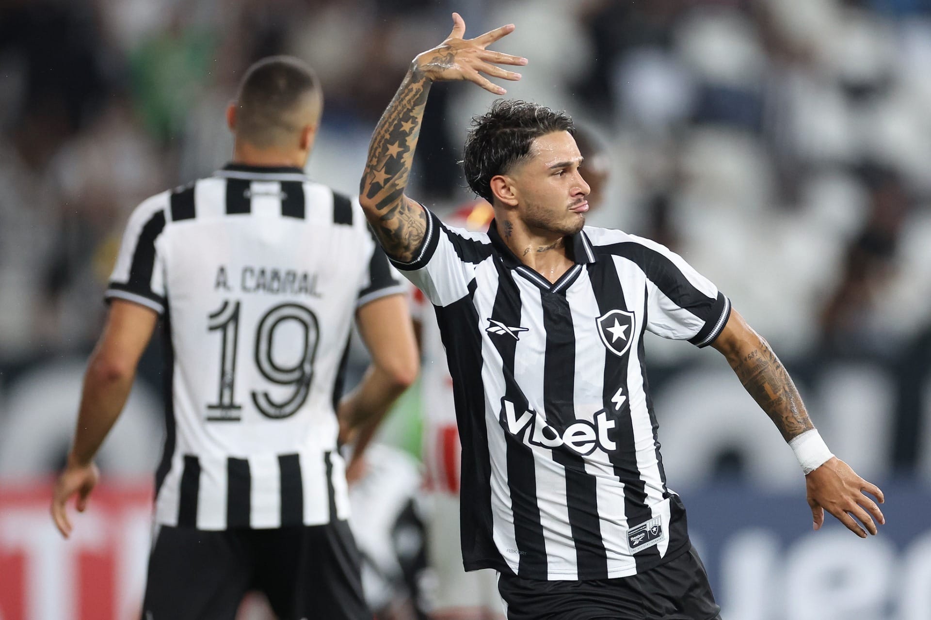 Botafogo supera retranca do Independiente Petrolero e segue na liderança
