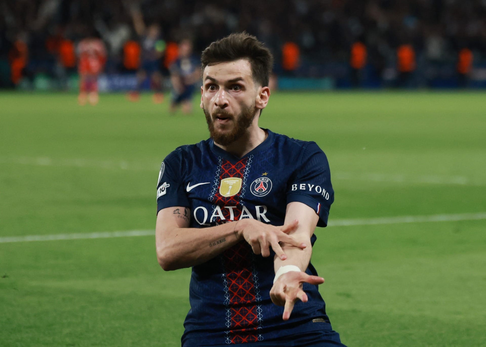 Kvaratskhelia comemora gol do PSG sobre o Bayern (Foto: Sarah Meyssonnier/Reuters)
