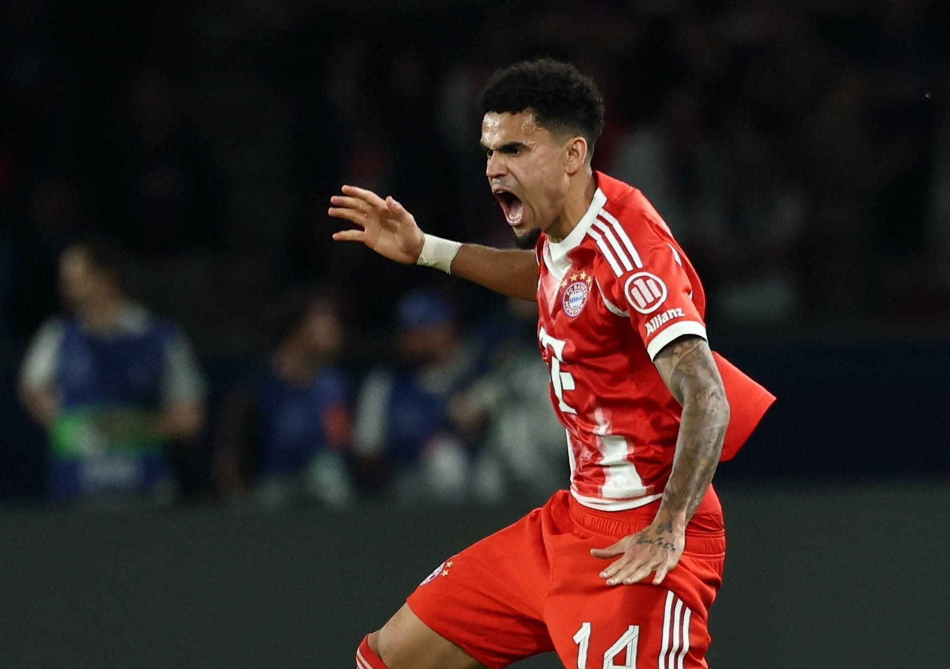 Luis Díaz comemora gol do Bayern contra o PSG (Foto: REUTERS/Gonzalo Fuentes)