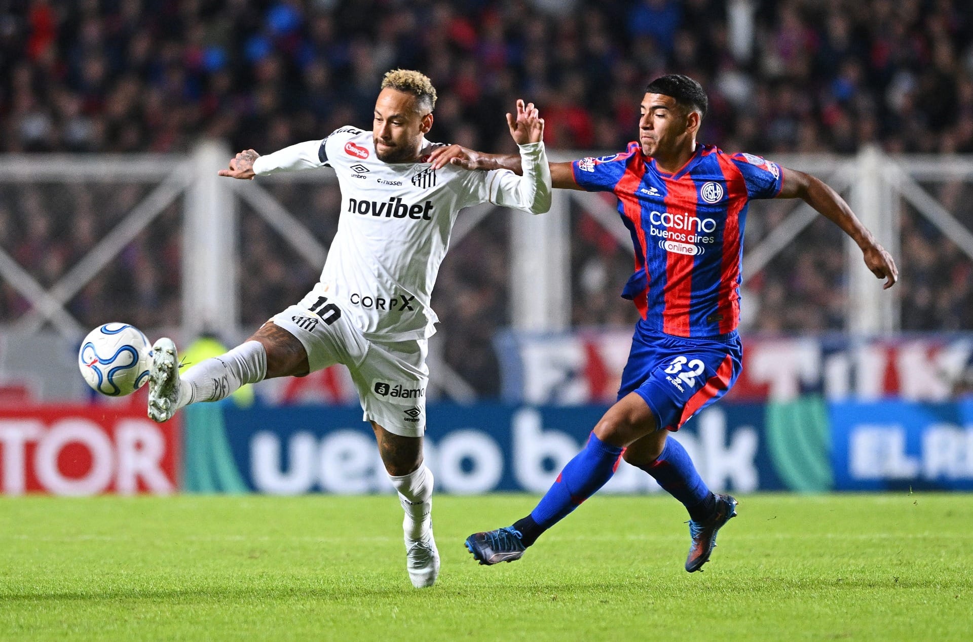 Com Neymar, Santos empata com San Lorenzo e se complica na Sula; veja gols