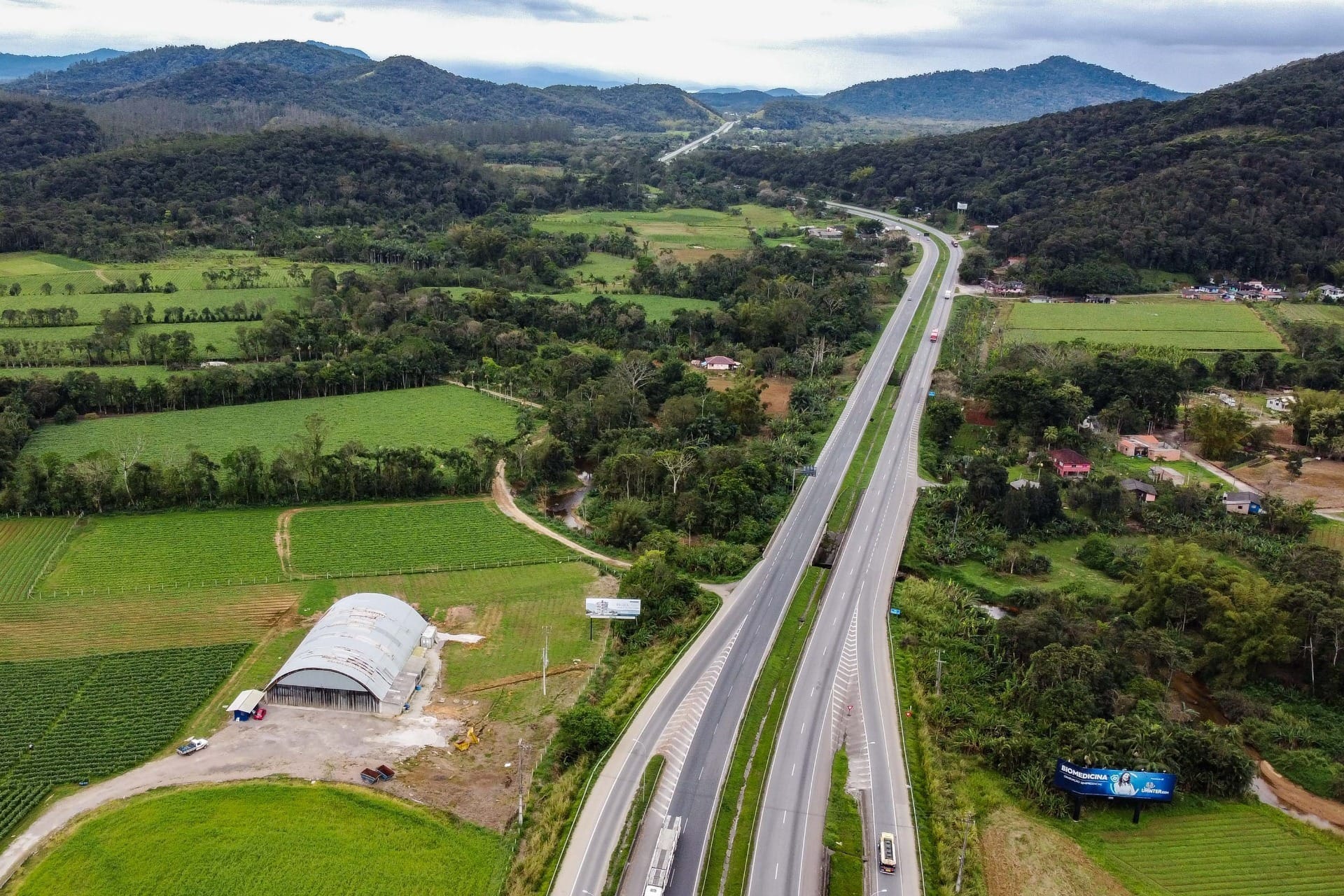 BR-277 Litoral do PR terá 123 mil veículos no feriado; veja horários