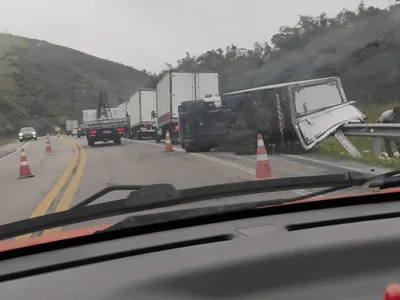 Caminhão tomba na Rodovia Floriano Rodrigues Pinheiro em Tremembé