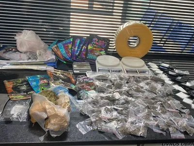 Dupla é presa com cerca de 1 kg de drogas em imóvel abandonado em Itatiba