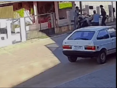 Homem ateia fogo na própria moto e mãe é atingida pelas chamas no ES