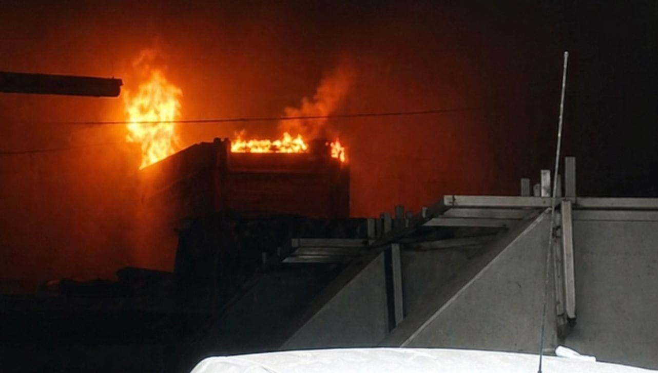 Incêndio atinge oficina mecânica em Campinas