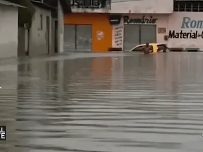 Passageiros são resgatados de bote após ônibus ficar ilhado em João Pessoa