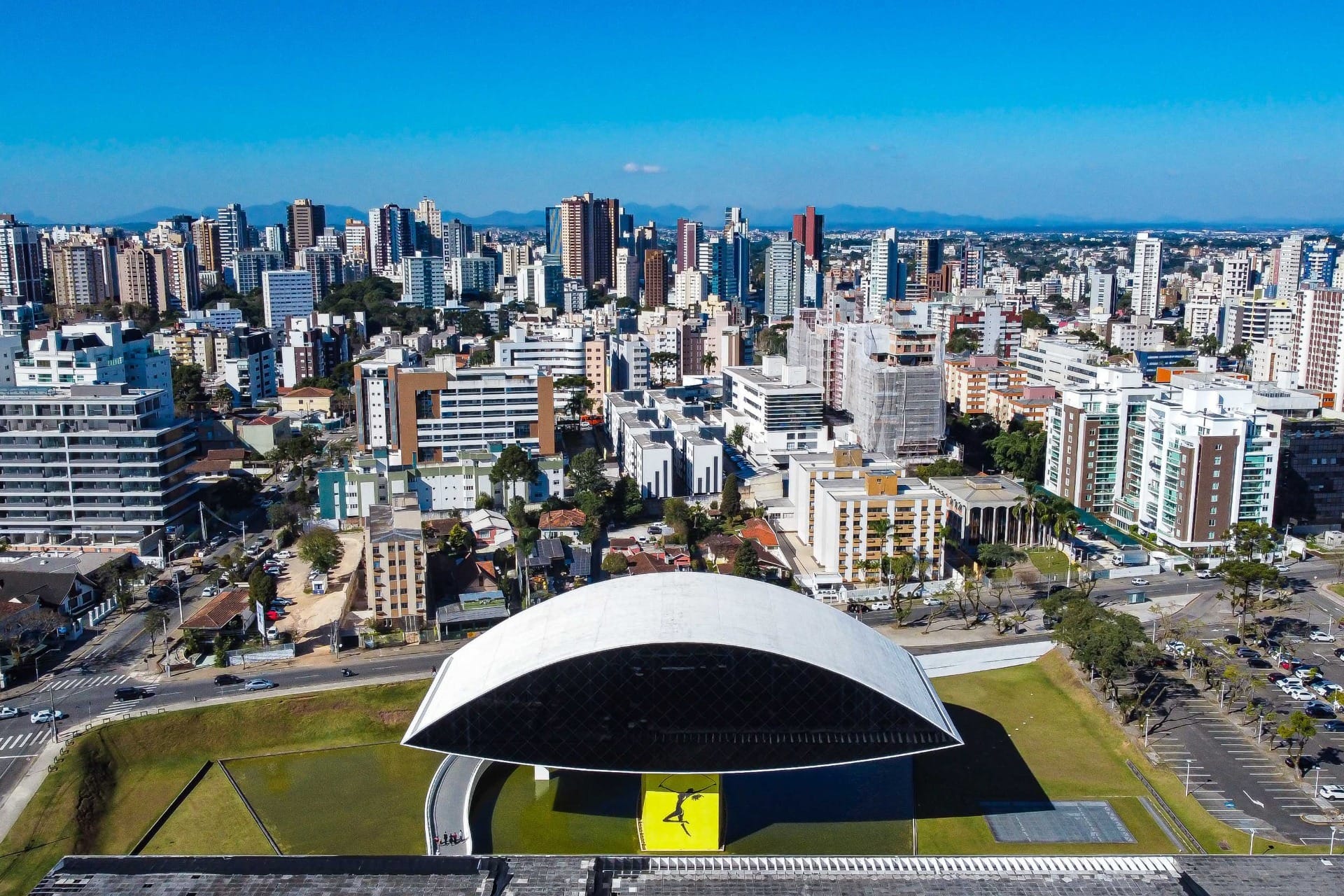 Dia do Trabalhador altera serviços estaduais e atrações no PR