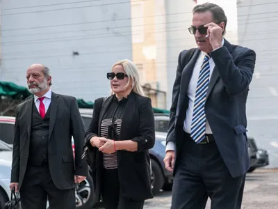 Ex-mulher de Maradona detona médicos indiciados em julgamento: "Assassinos"