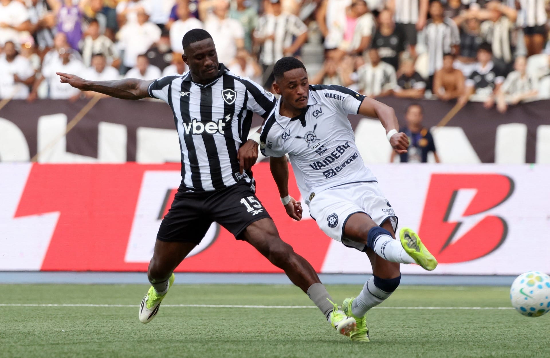 Remo vira nos acréscimos e vence o Botafogo, fora de casa, pelo Brasileirão