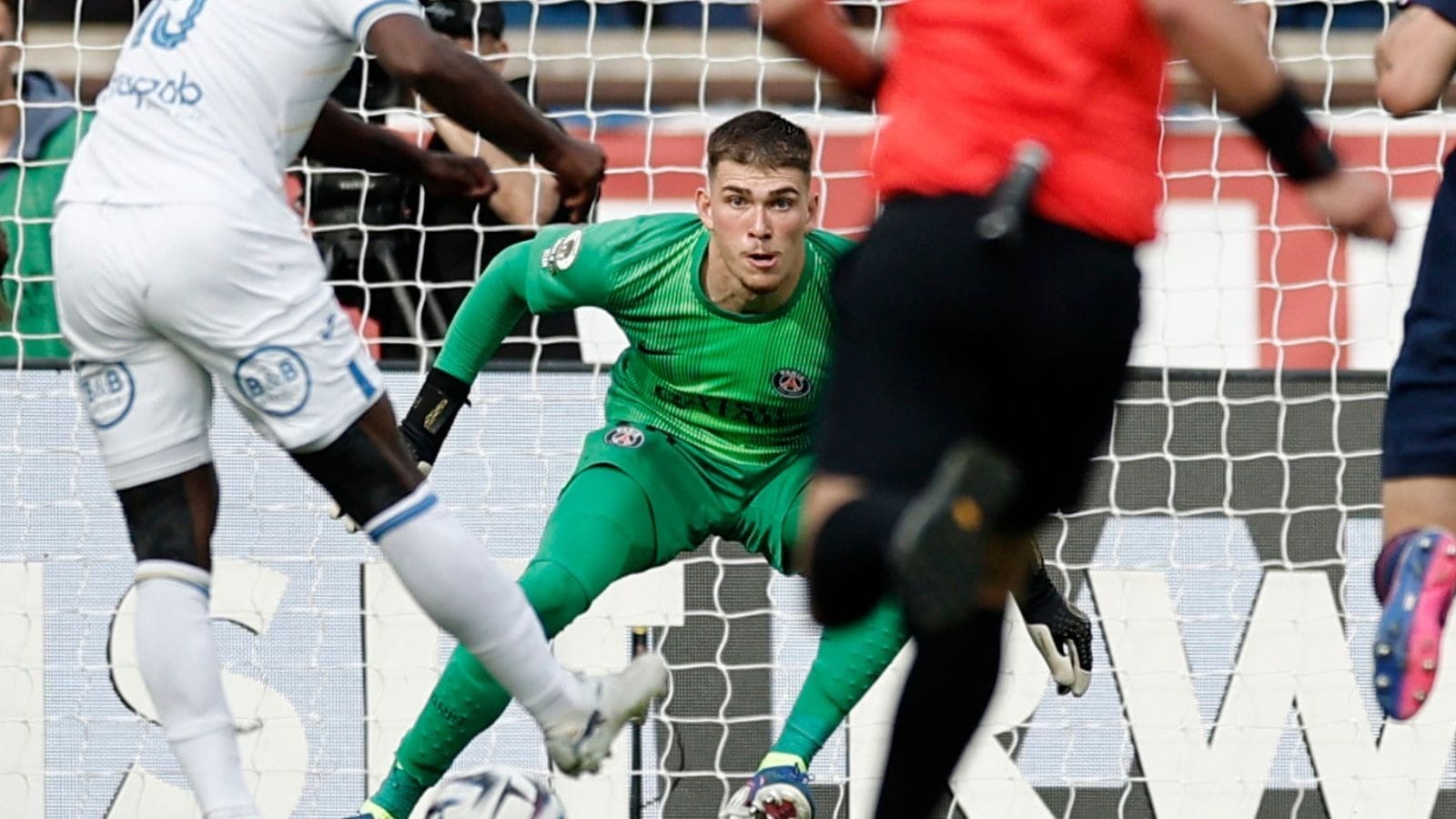 Ex-base de São Paulo e Palmeiras, goleiro de 19 anos estreia pelo PSG