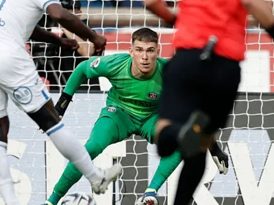 Ex-base de São Paulo e Palmeiras, goleiro de 19 anos estreia pelo PSG