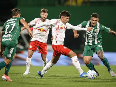 Lucas Barbosa marca golaço, e Bragantino vence a Chapecoense de virada