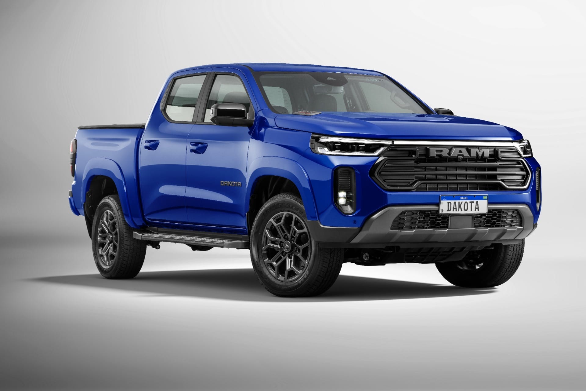 Dianteira da Ram Dakota Night Edition destaca grade escurecida e nova identidade visual