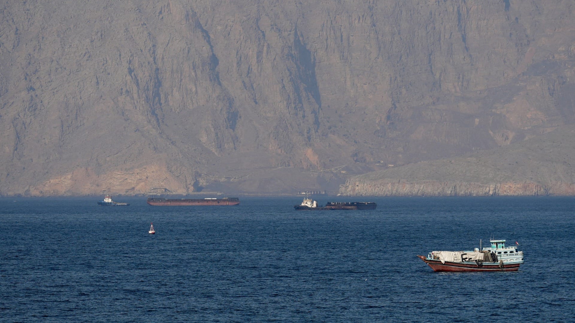 Navios e tanques circulam pelo Estreito de Ormuz neste domingo (3) Crédito: Reuters
