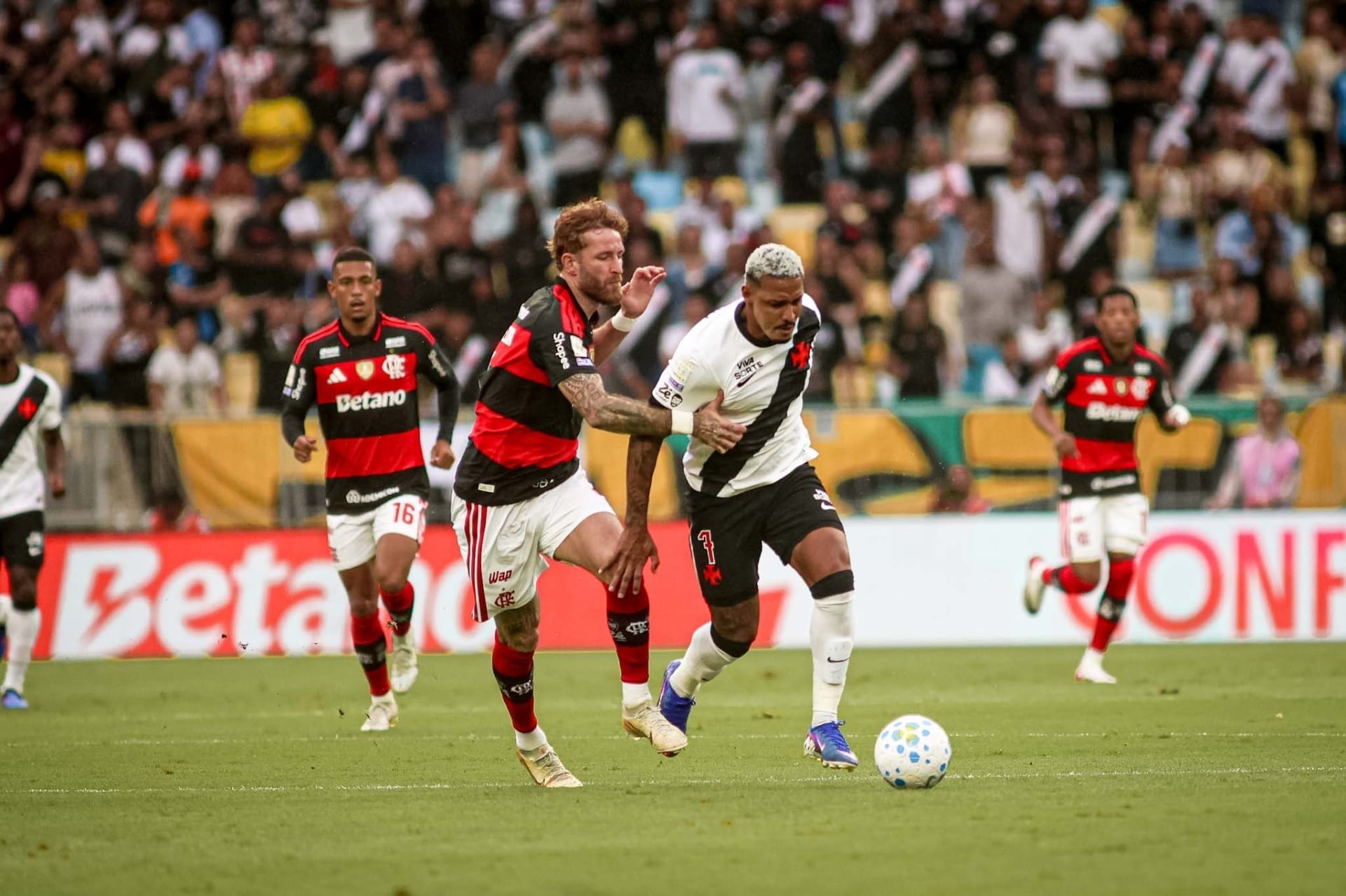 Vasco marca no último lance e arranca empate heroico contra o Flamengo