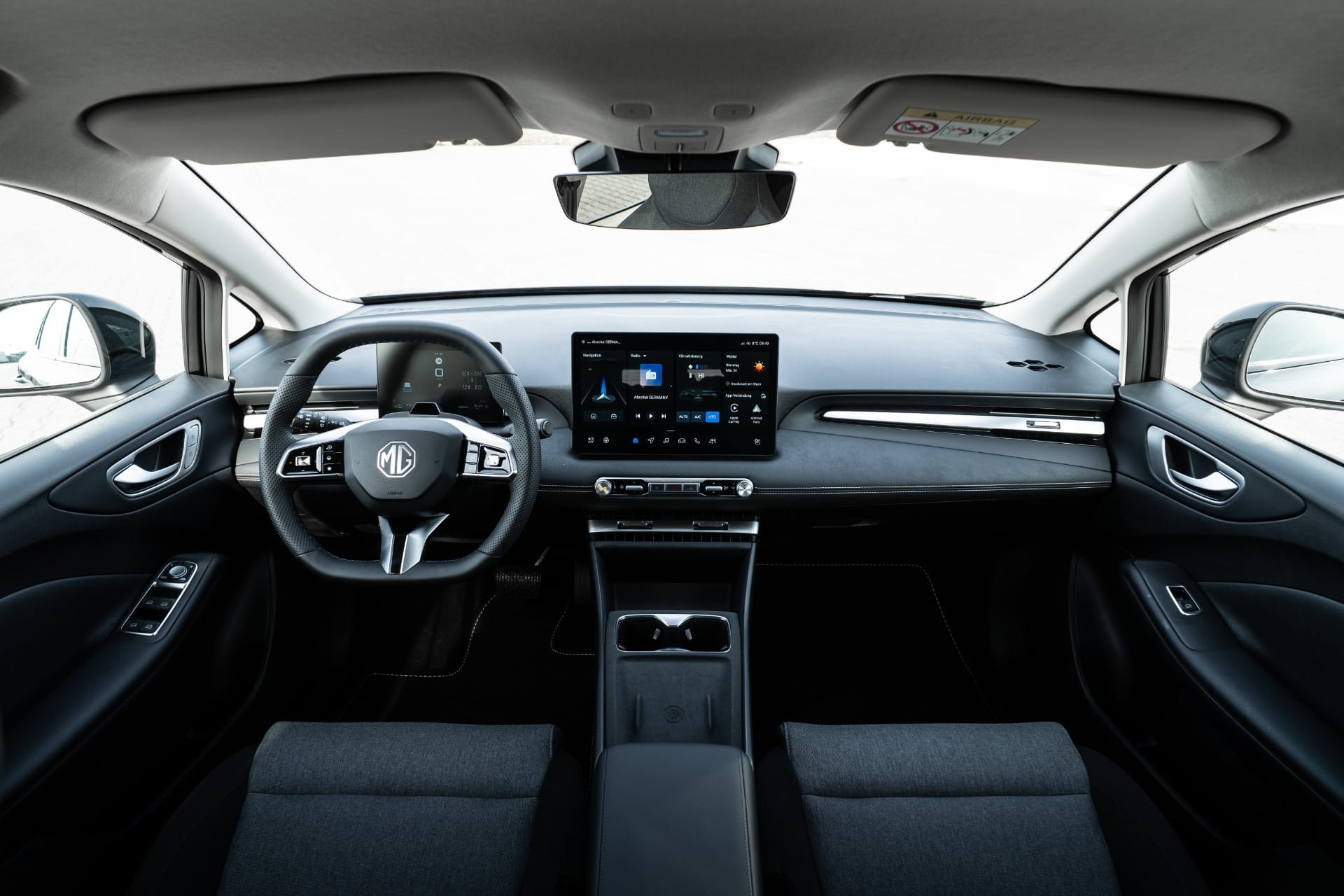 Interior do MG4 Urban traz tela de 10,25” e sistema MG Pilot integrado