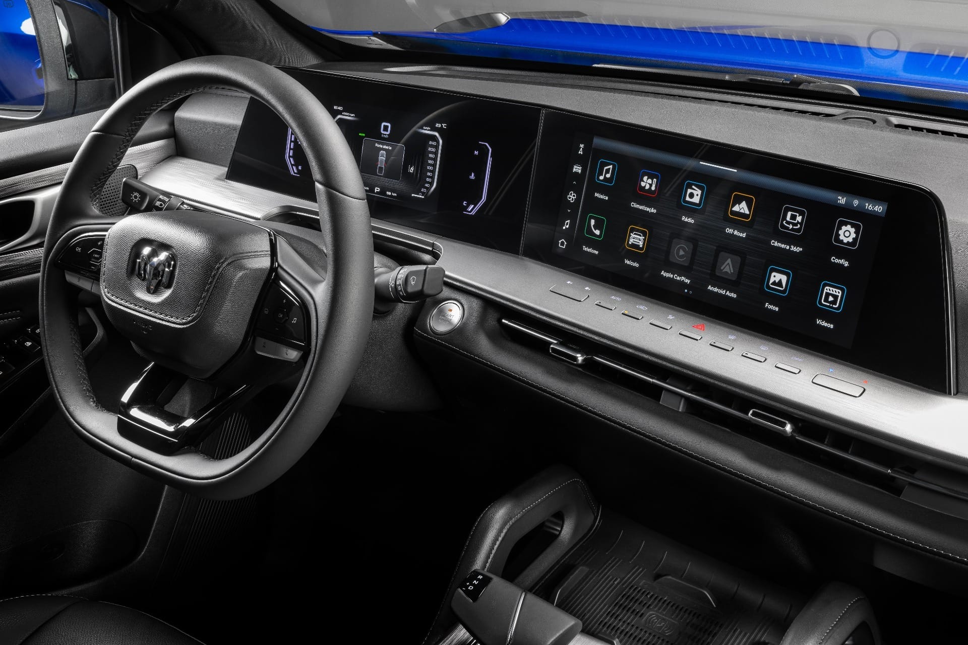 Interior traz painel digital e central multimídia de 12,3 polegadas integrada ao sistema do modelo