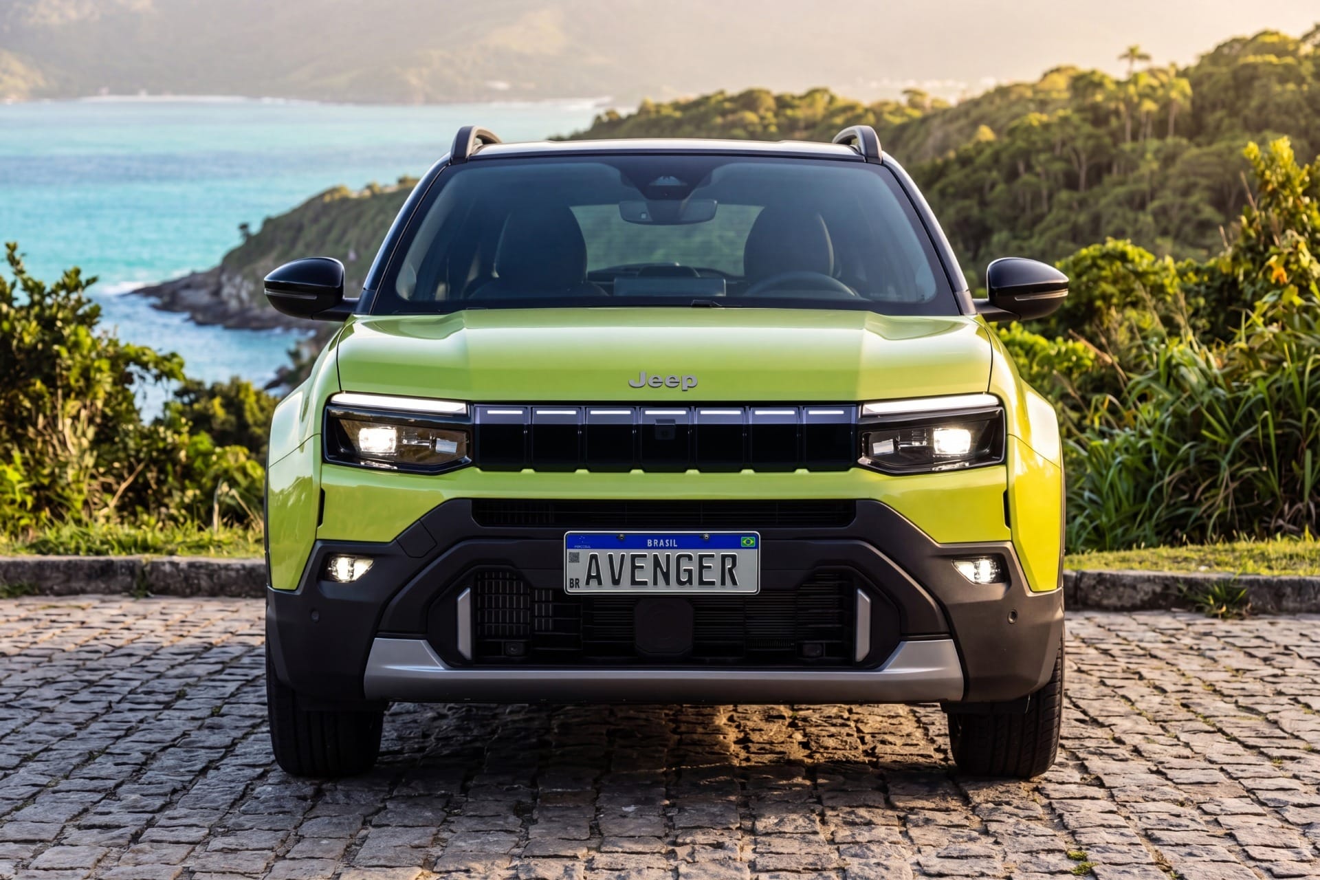 Jeep Avenger 2027 exibe dianteira com grade de sete fendas e novo conjunto de iluminação
