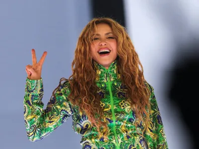 Shakira apresenta megashow no Rio e leva multidão à Copacabana