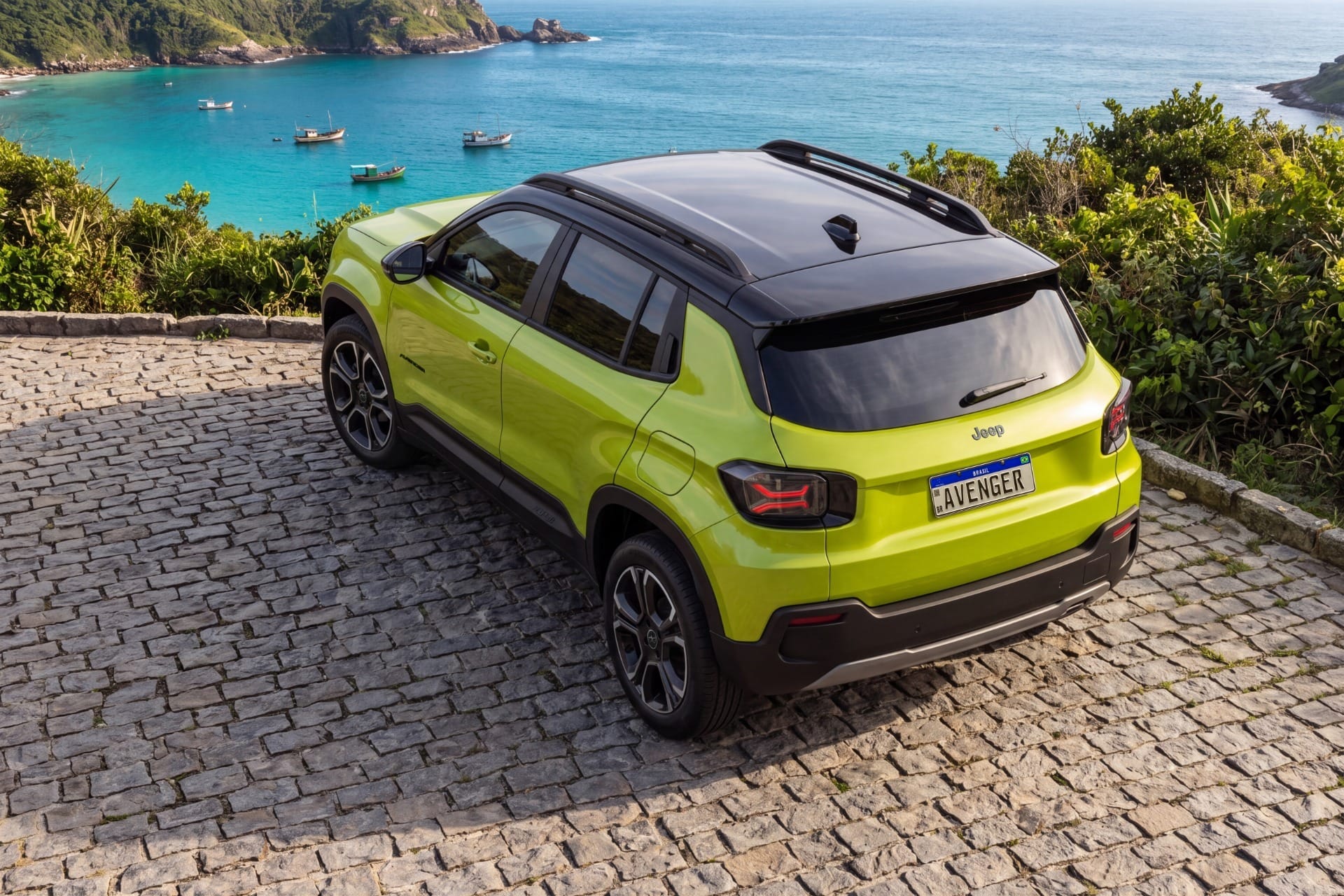 Traseira do Avenger 2027 traz lanternas em formato “X” e visual alinhado ao novo padrão da Jeep