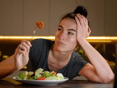 Por que a fome nos deixa irritados e o que o cérebro faz com isso