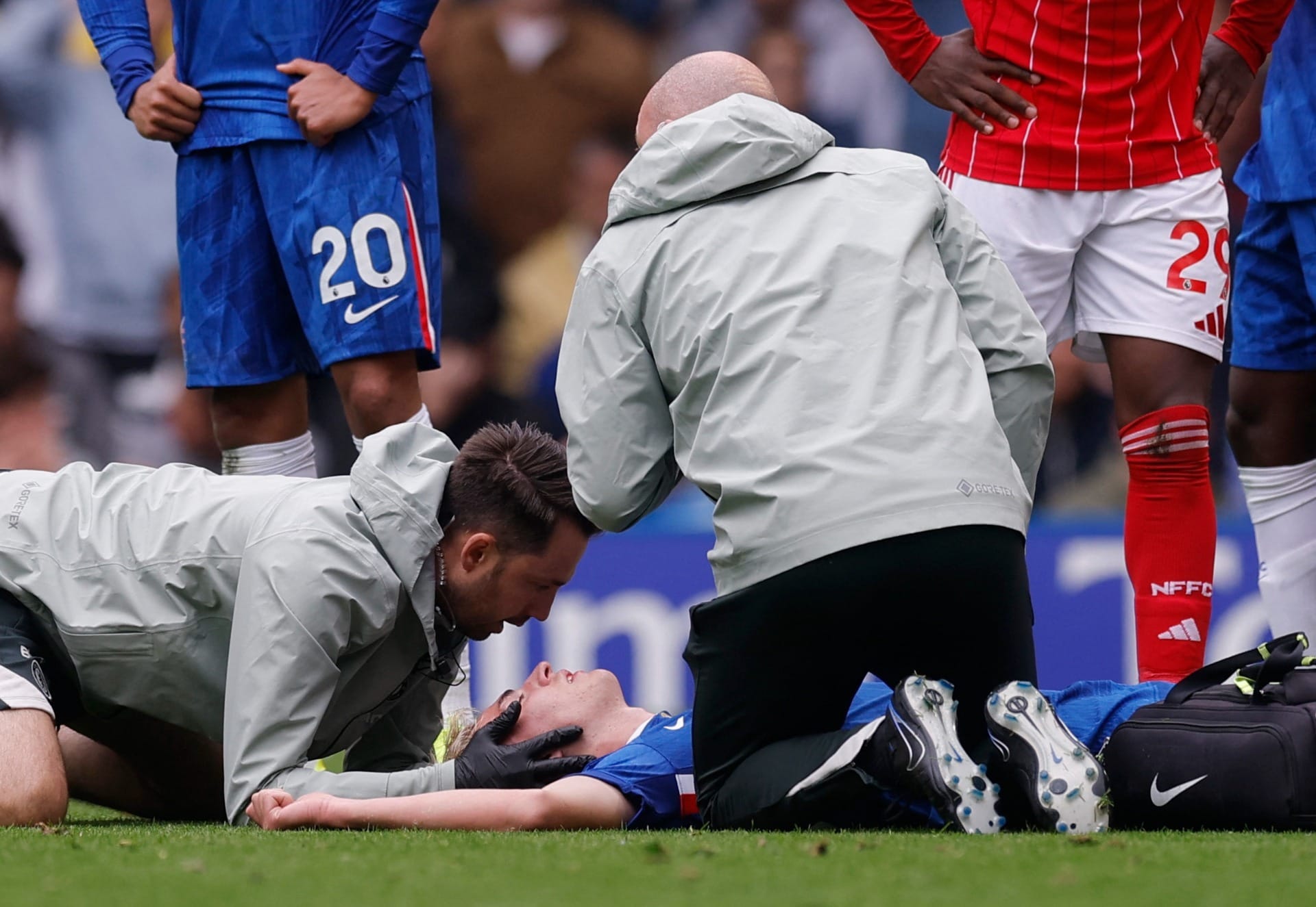 Jogador do Chelsea desmaia após choque de cabeça e é levado para hospital