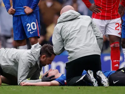 Jogador do Chelsea desmaia após choque de cabeça e é levado para hospital
