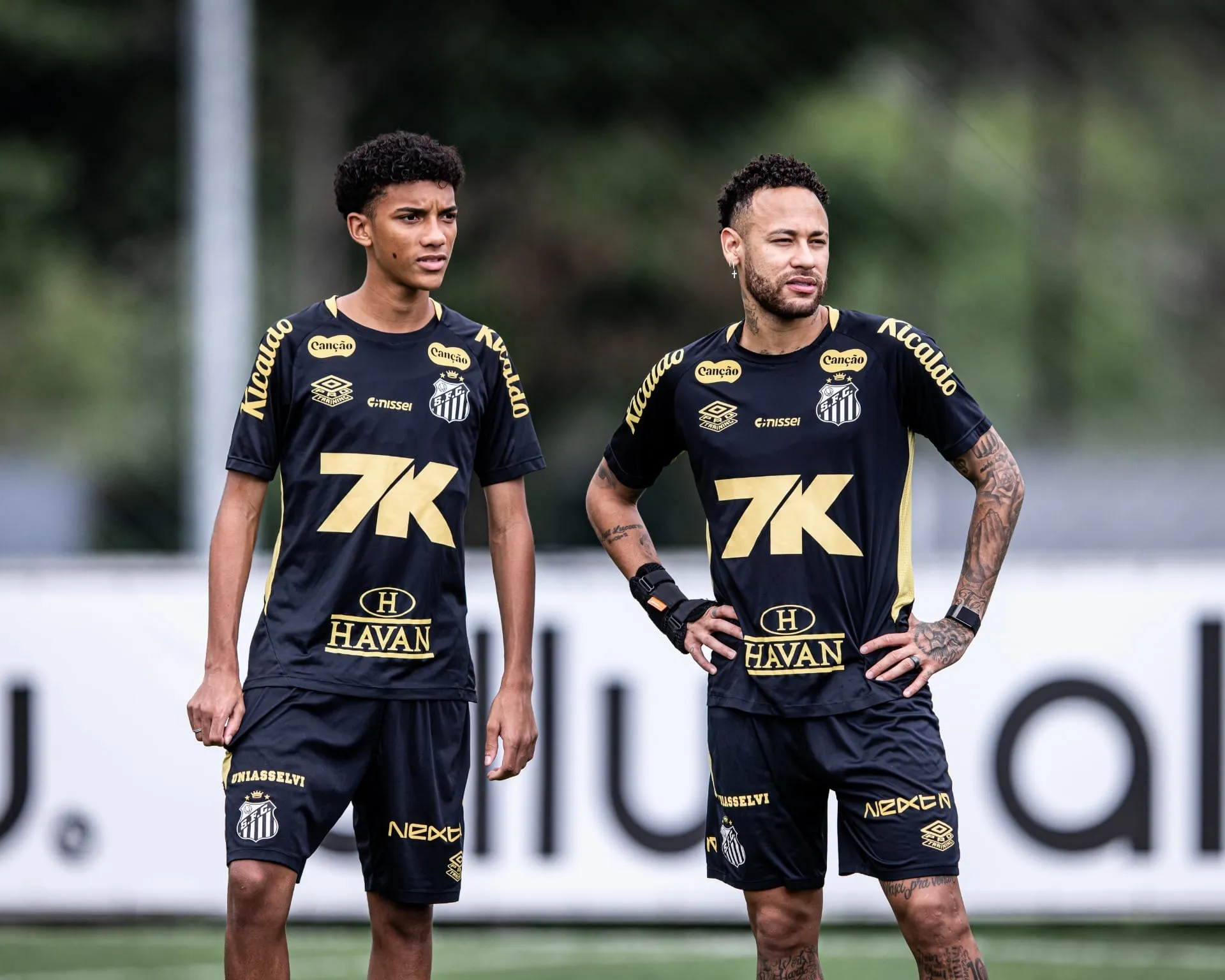 Robinho Jr e Neymar em treino do Santos. Foto: Raul Baretta/ Santos