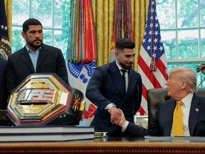 Trump mostra cinturão do UFC Casa Branca e exalta Poatan: "Mão poderosa"