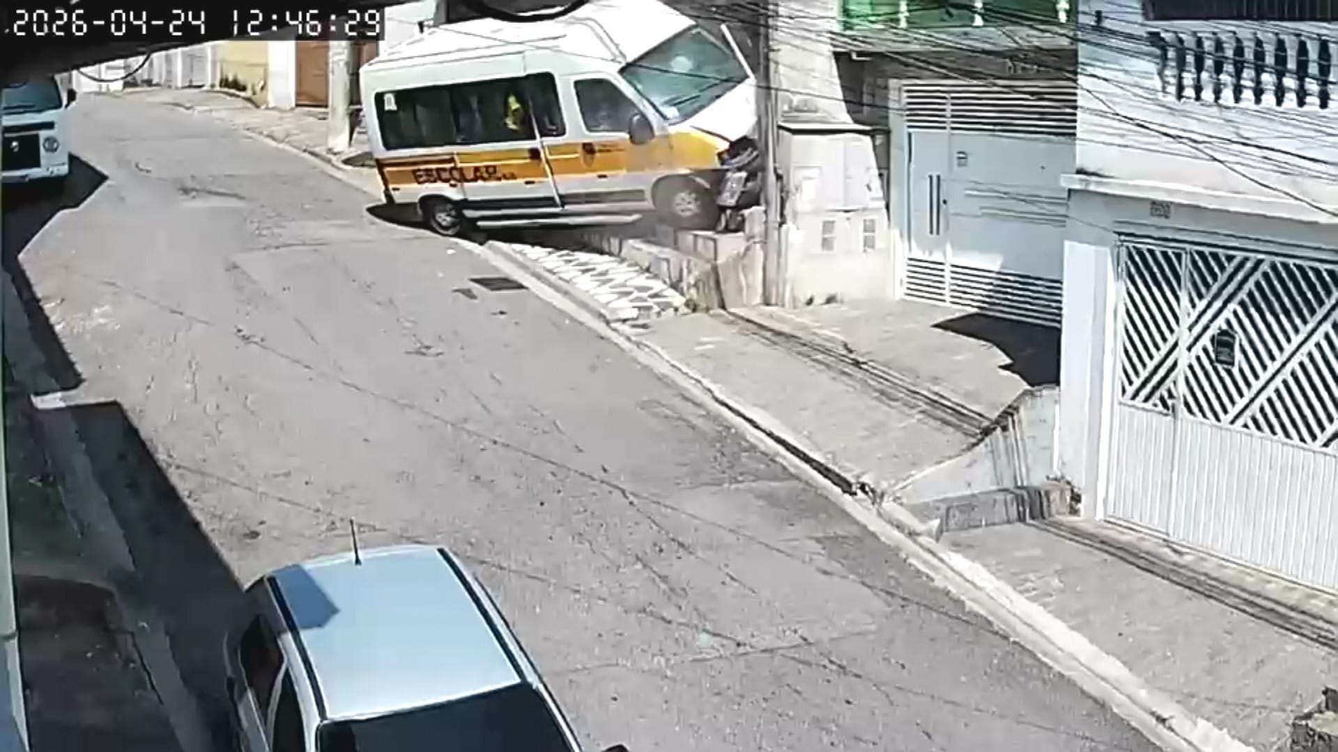 Fiscalização flagra vans escolares com pneus carecas e falhas nos freios