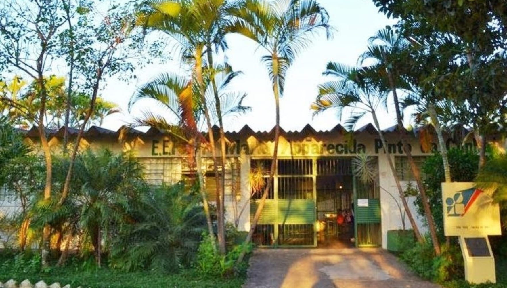 Na Escola Estadual Professora Maria Apparecida Pinto da Cunha, uma das unidades afetadas, a direção chegou a improvisar a alimentação dos alunos. / Foto: reprodução