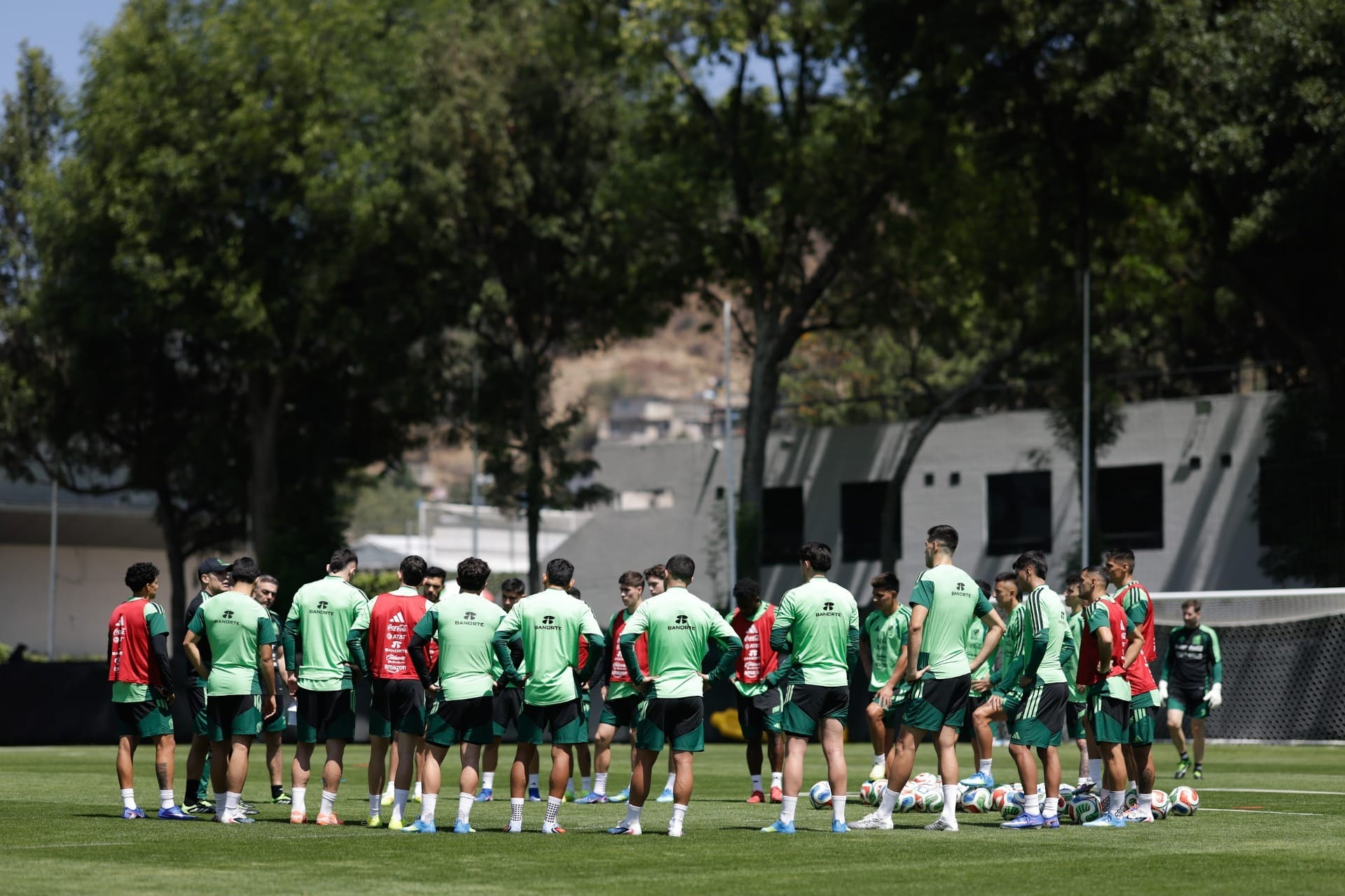 México inicia concentração para Copa e alerta: 'Quem não chegar está fora'