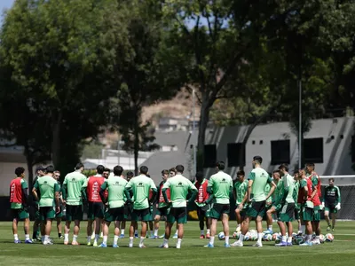 México inicia concentração para Copa e alerta: 'Quem não chegar está fora'