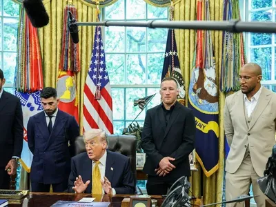 Trump anuncia evento de UFC ao lado do lutador Alex Poatan na Casa Branca