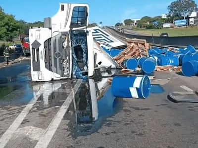 Tombamento de caminhão com carga de silicone interdita Rodovia SP-101