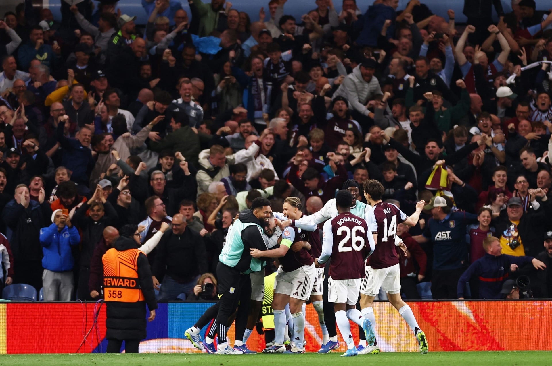 Aston Villa e Freiburg se classificam para a final da Europa League 2025/26