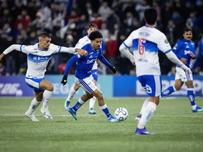 Cruzeiro supera expulsão, empata no Chile e segue vivo na Libertadores