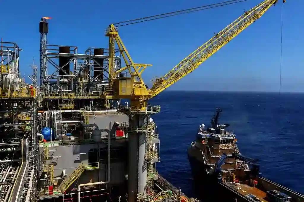 Preço do petróleo cai e passa a ser negociado abaixo de US$ 100