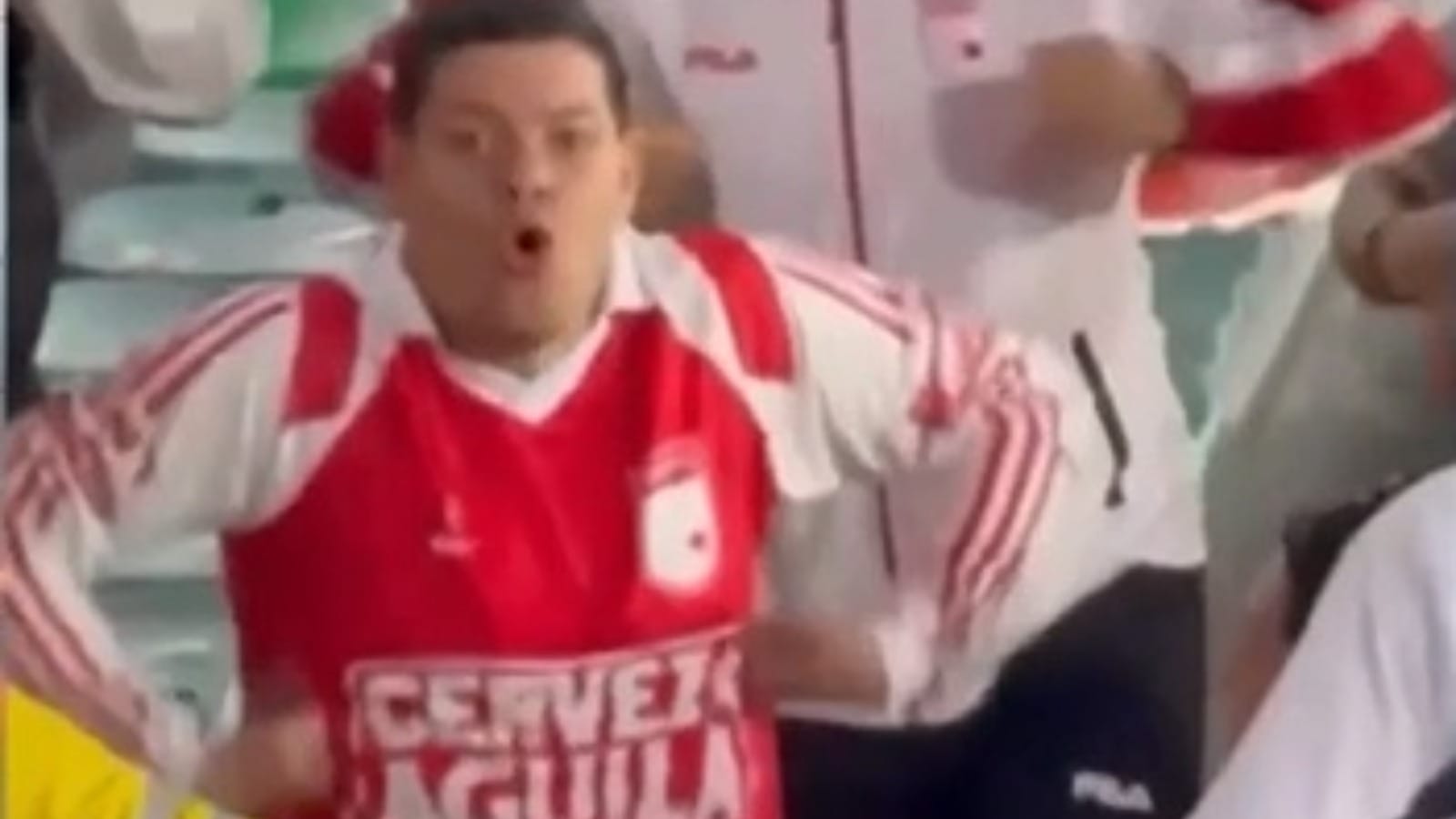 Torcedores do Santa Fe fazem gestos racistas em jogo contra o Corinthians