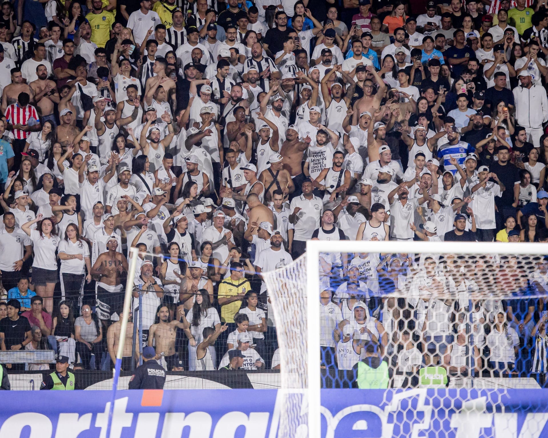 Torcida do Santos em jogo contra o Recoleta, no Paraguai (Foto: Raul Baretta / Santos)