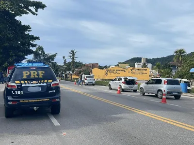 Motociclista morre após ser prensado entre ônibus e caminhão em Ubatuba
