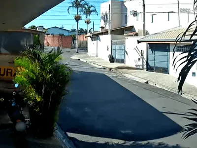 VÍDEO: ônibus estacionado desce sozinho e atinge casa em Capivari