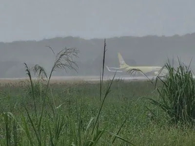 Avião cargueiro da Gol sai da pista após pouso no aeroporto de Salvador