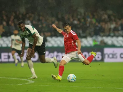 Felix Torres marca no último lance, e Inter busca empate contra o Coritiba