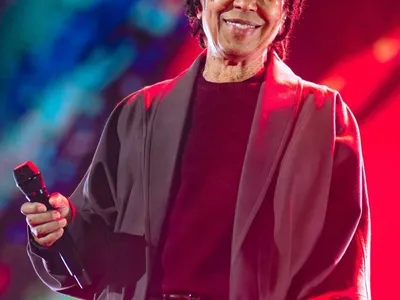 Djavan celebra 50 anos de carreira com sucessos e ajuda do público em SP