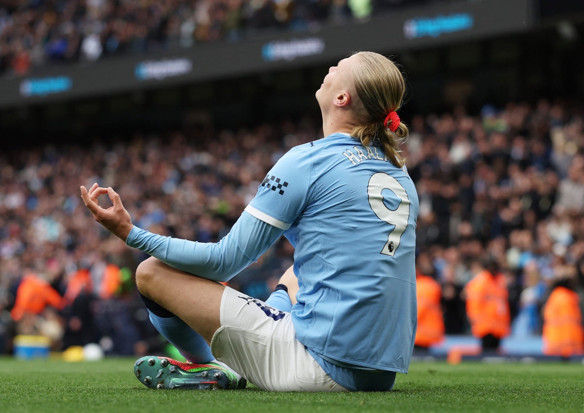 Manchester City brilha no 2º tempo e mantém perseguição ao líder