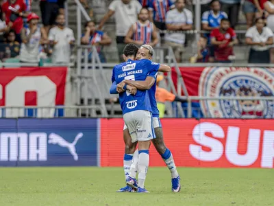 Cruzeiro marca no fim, vence o Bahia e se afasta do Z4 no Brasileirão