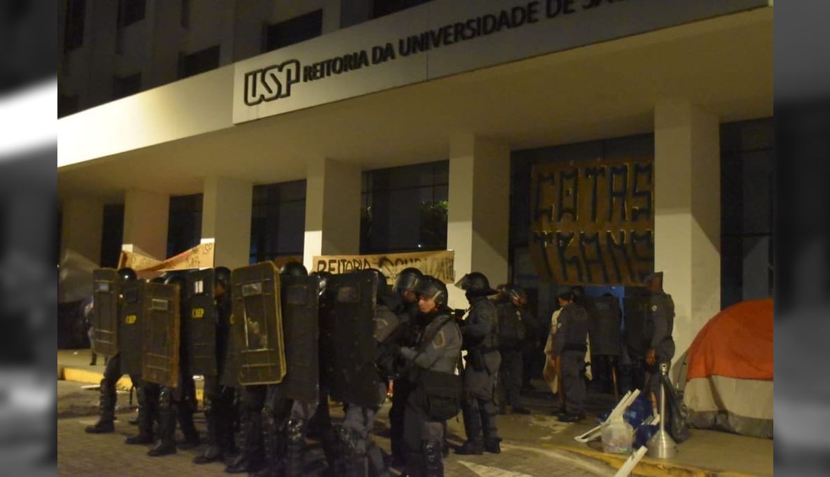 PM retira estudantes da reitoria da USP; alunos relatam agressões