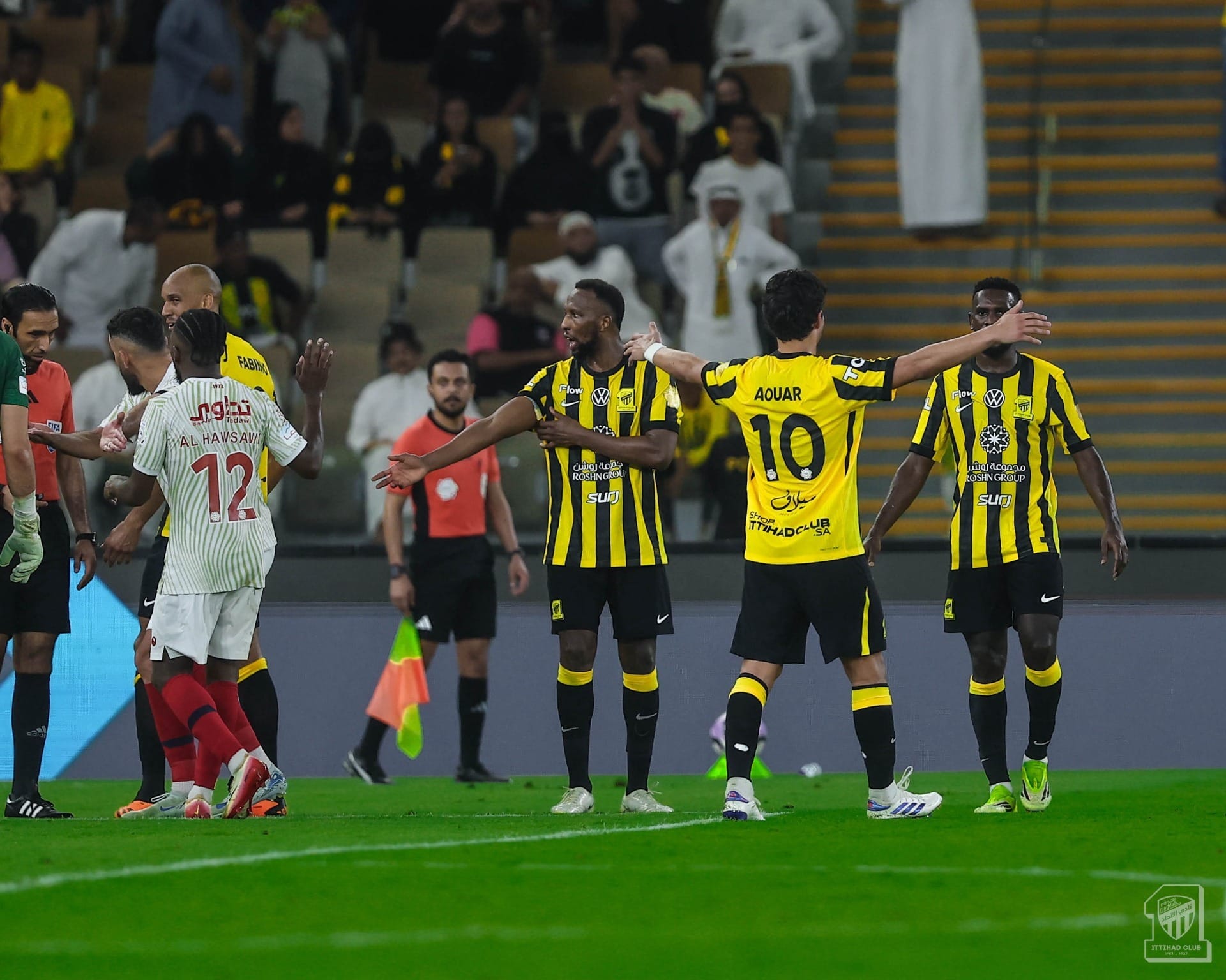 Al Ittihad marca no fim e vence o Damac pelo Saudita; veja os gols