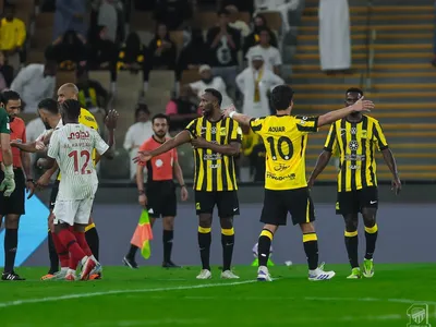 Al Ittihad marca no fim e vence o Damac pelo Saudita; veja os gols